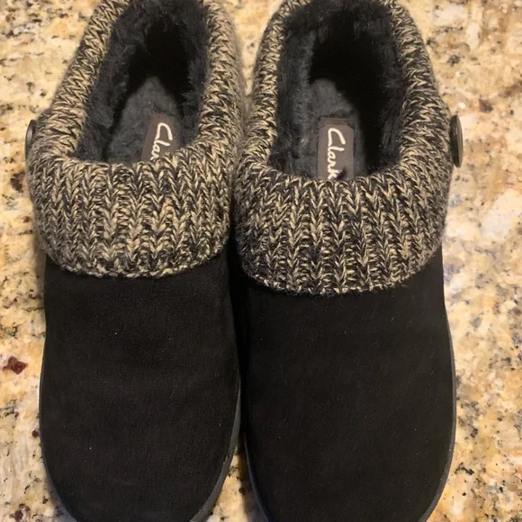 ❎SOLD❎ Clark’s Black and Tan Knit Faux Fur Lined Mules Slippers Women’s Size 9 - Picture 2 of 5
